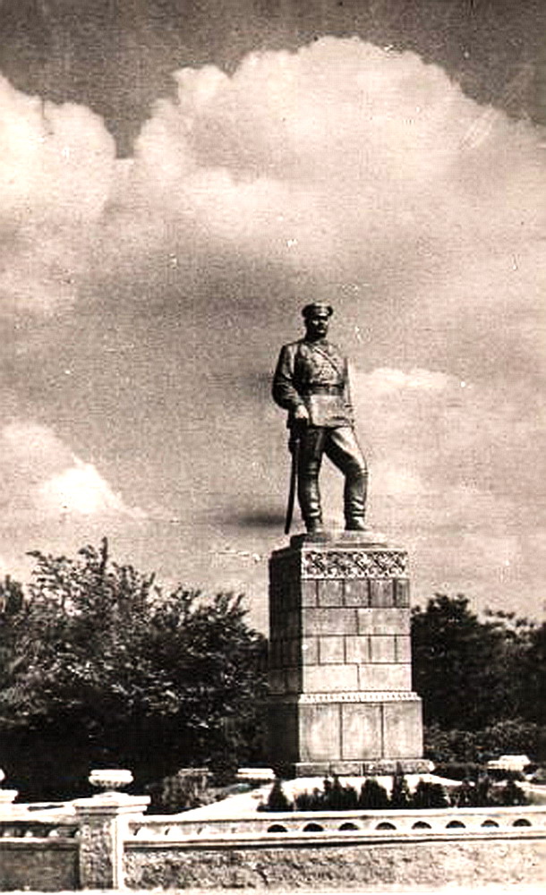  Памятник Котовскому в парке Победа